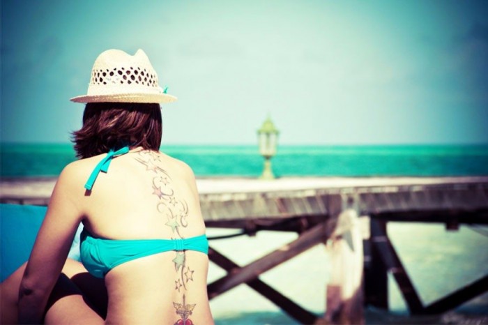 Se faire tatouer l’été, tatouage et soleil, UV
